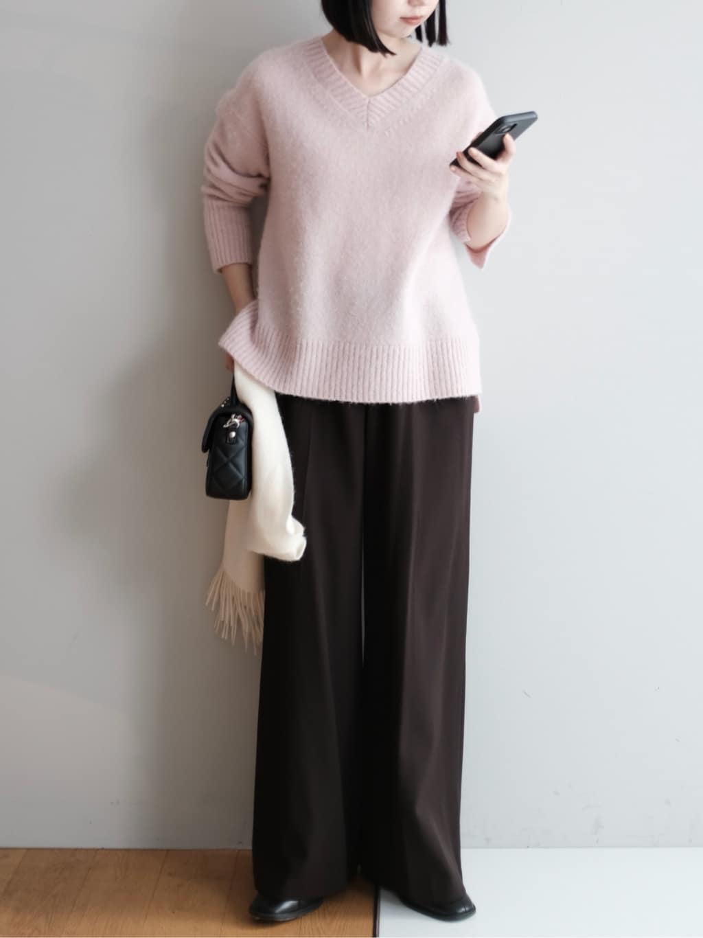 Kishimotoさんの「DRESSTERIOR｜アルパカブレンドVネックニット」を使ったコーディネート