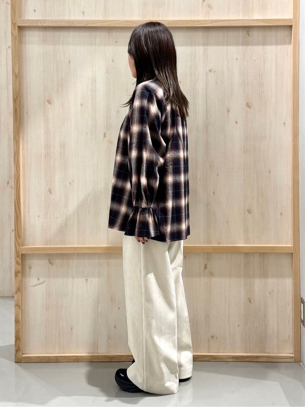 nanaさんの「THE SHOP TK｜起毛オンブレフリルブラウス」を使ったコーディネート
