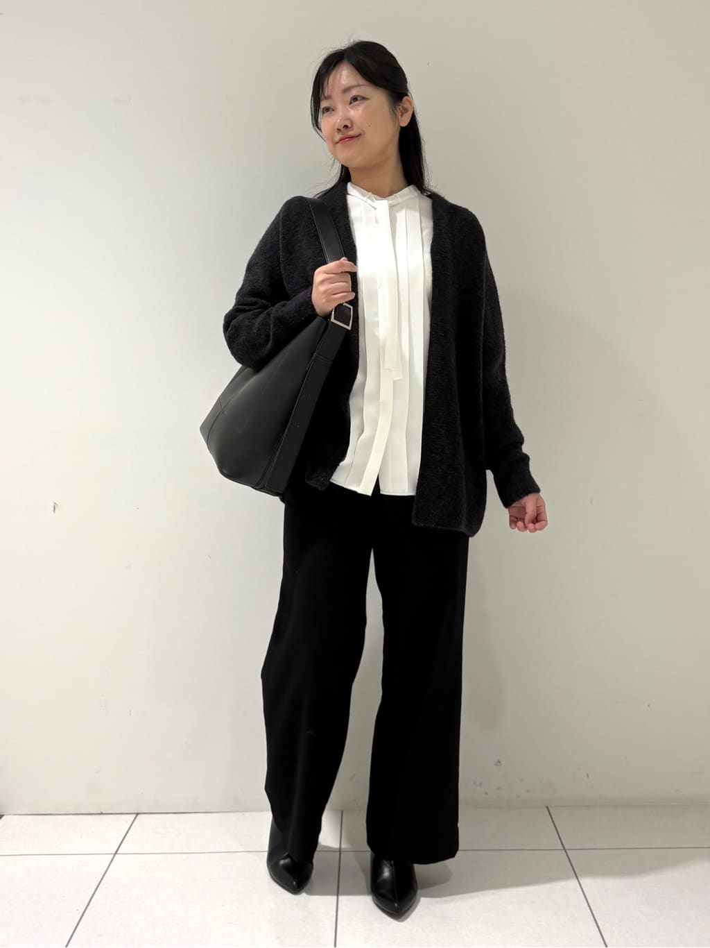 momokoさんの「INDIVI｜【エアリー素材】ブークレ着流しニットカーディガン」を使ったコーディネート