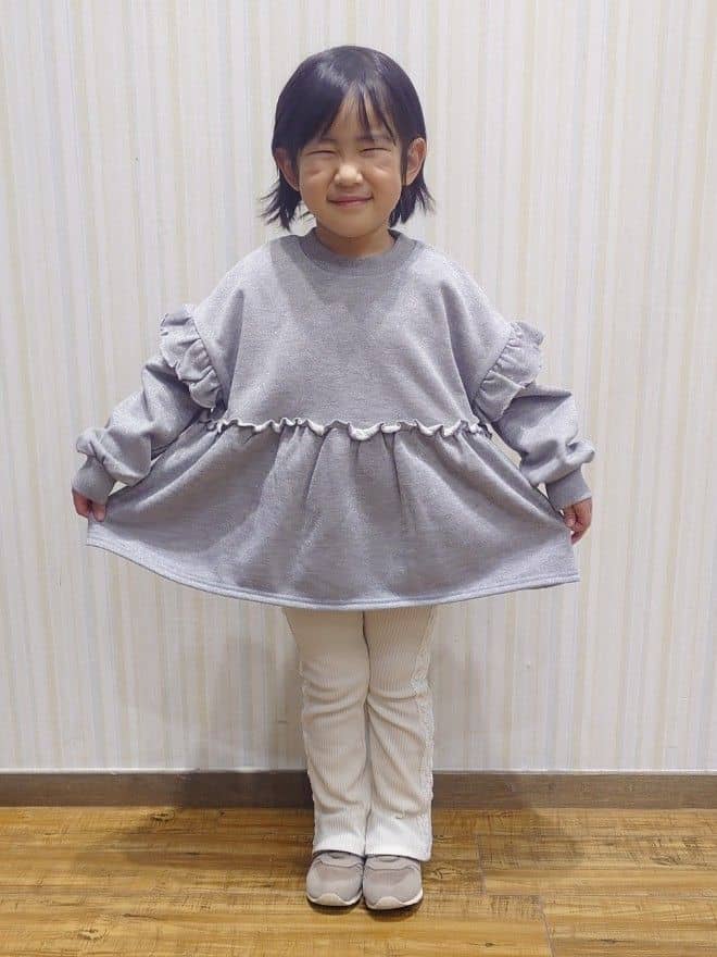 Yuiさんの「SHOO･LA･RUE｜【100-150cm】ラメ裏毛ペプラムトップス」を使ったコーディネート