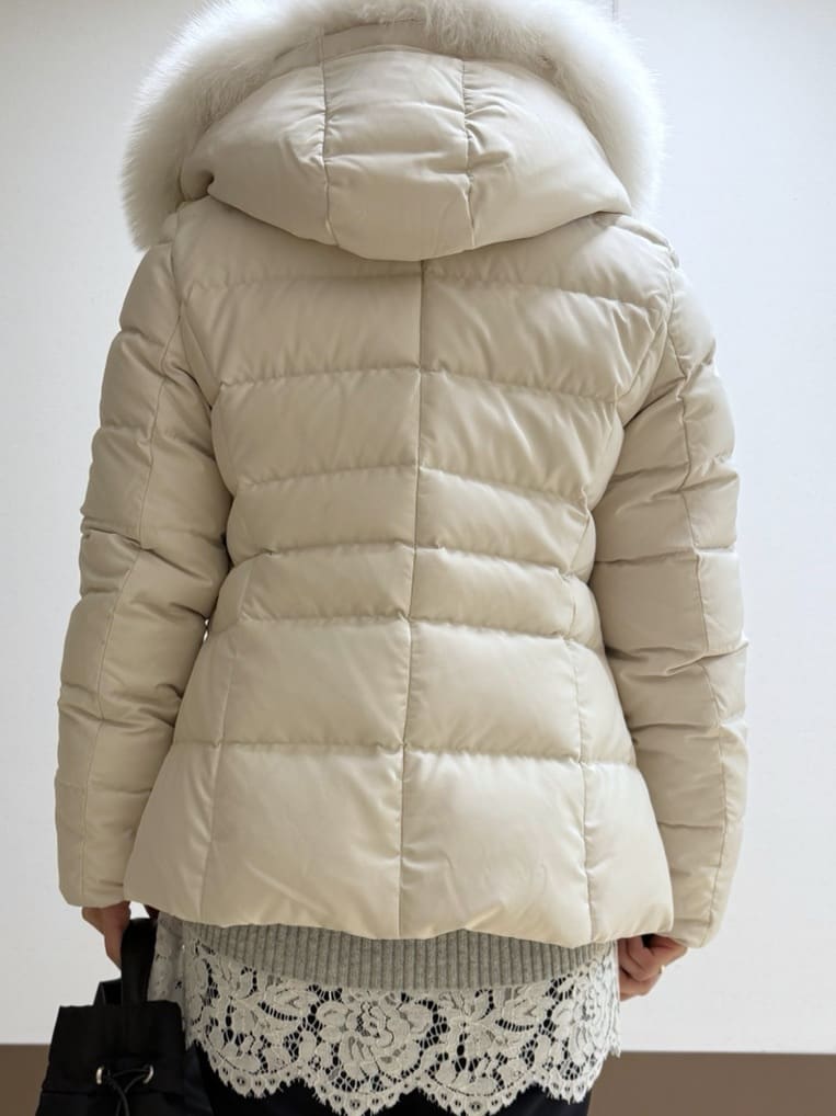 Rikoさんの「INDIVI｜【名品／撥水／抗菌防臭】ショート丈リサイクルダウンコート」を使ったコーディネート