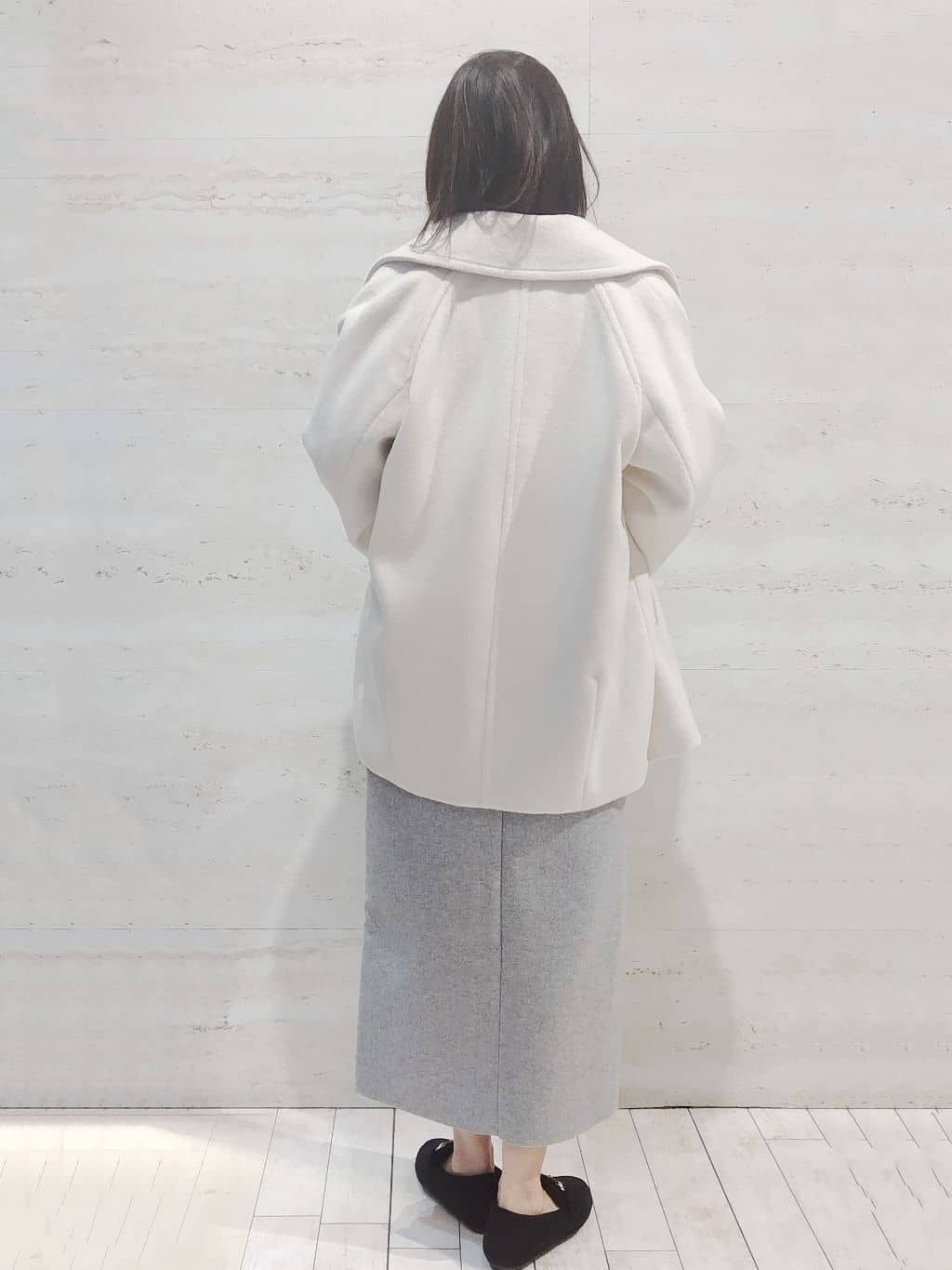 よしみさんの「OPAQUE.CLIP｜カシミヤブレンドウールミドルピーコート」を使ったコーディネート