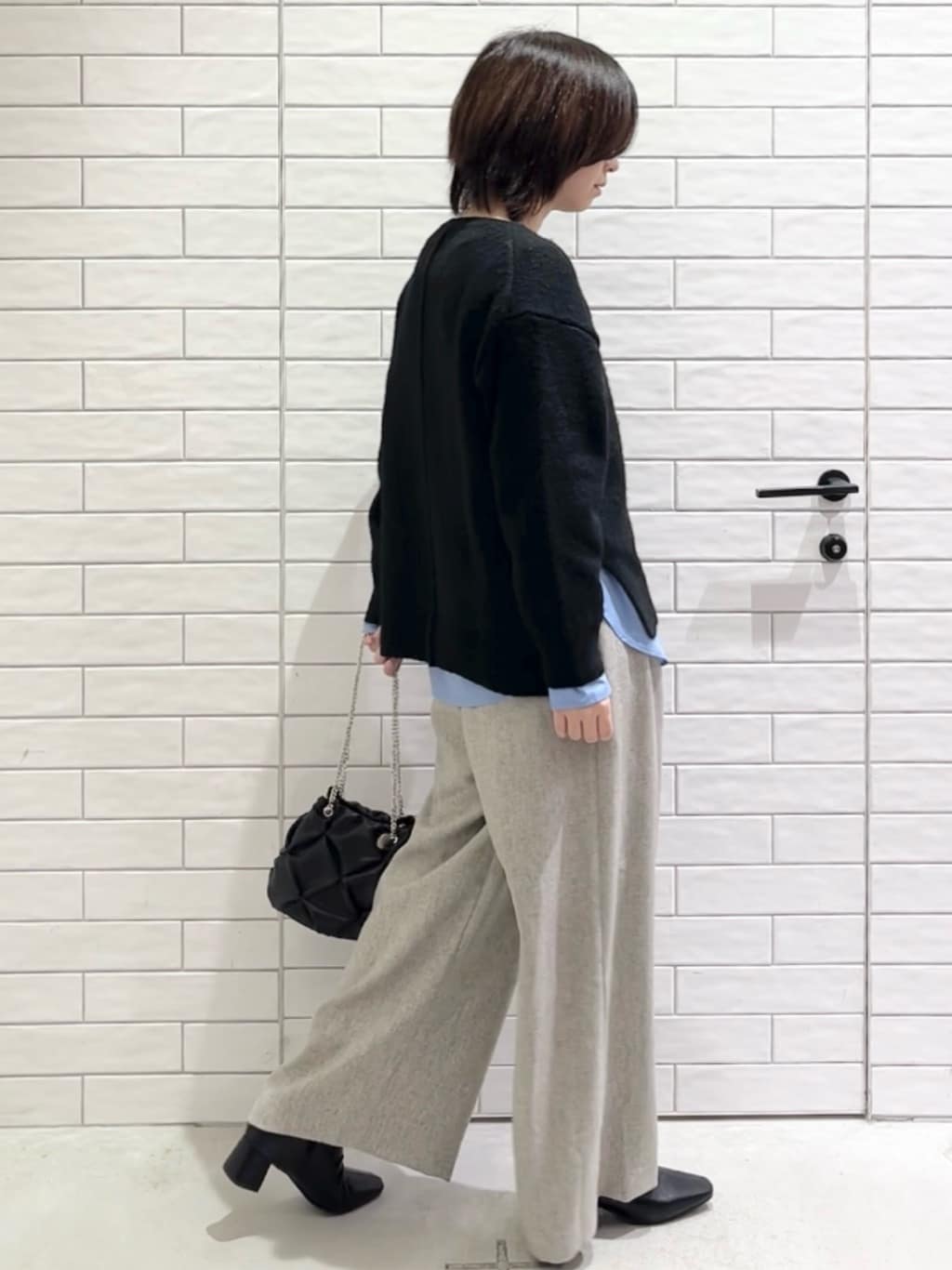 しおりさんの「OPAQUE.CLIP｜リラクシークルーネックニット【洗濯機OK】」を使ったコーディネート