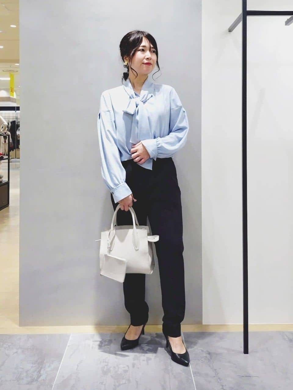 TOMOMIさんの「INDIVI｜【洗える】ジョーゼットボウタイブラウス」を使ったコーディネート