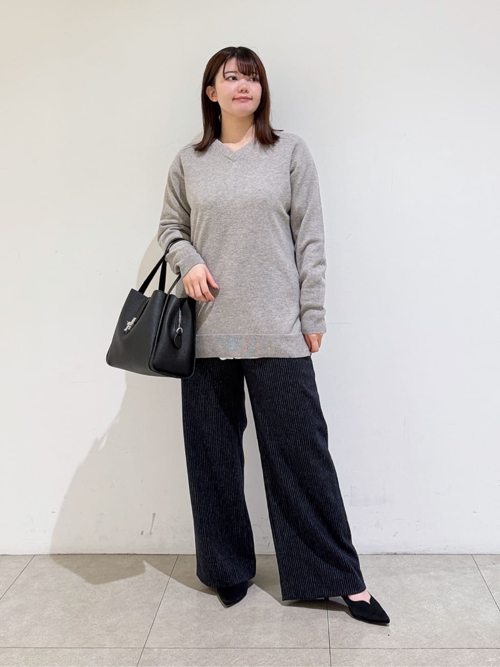 emikaさんの「INDIVI｜【洗える／チュニック丈／カシミヤ混】スリットデザインVネックニット」を使ったコーディネート