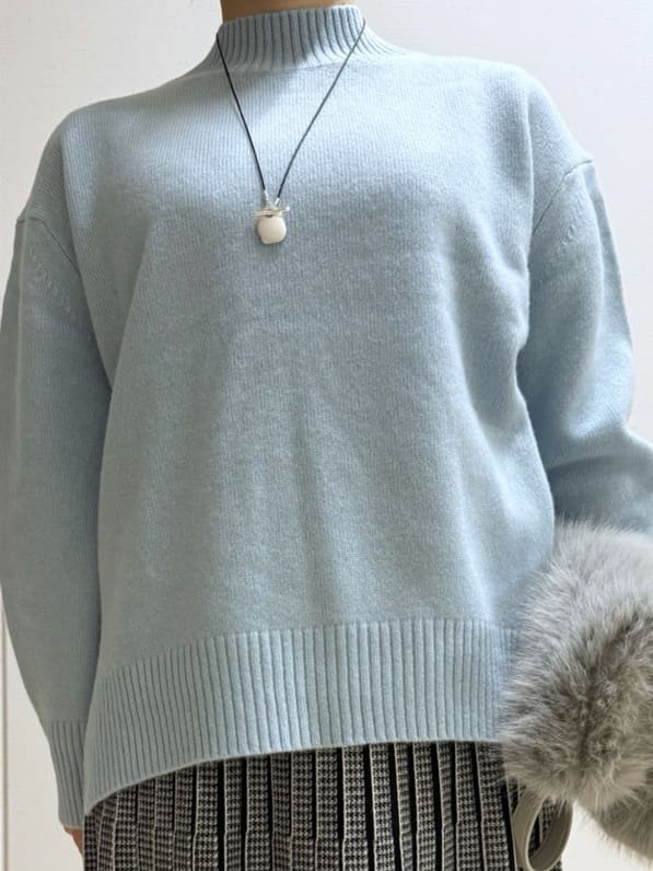 Rikoさんの「INDIVI｜【冬ニット人気NO．1！／カシミヤ混】ミドルゲージハイネックニット」を使ったコーディネート