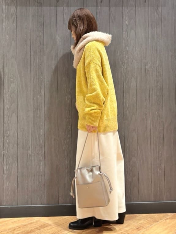 meiさんの「SHOO･LA･RUE｜【S-LL】ほんのりラメで女性らしい ベロアモールモックネックニット」を使ったコーディネート