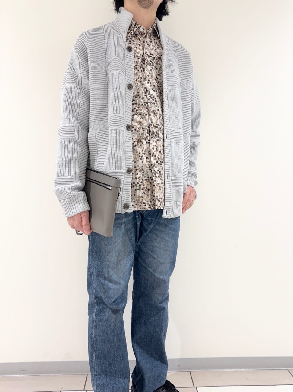 及川さんの「TAKEO KIKUCHI｜畦編みチェック ニットカーディガン」を使ったコーディネート