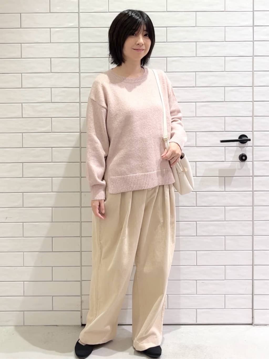 しおりさんの「OPAQUE.CLIP｜リラクシークルーネックニット【洗濯機OK】」を使ったコーディネート