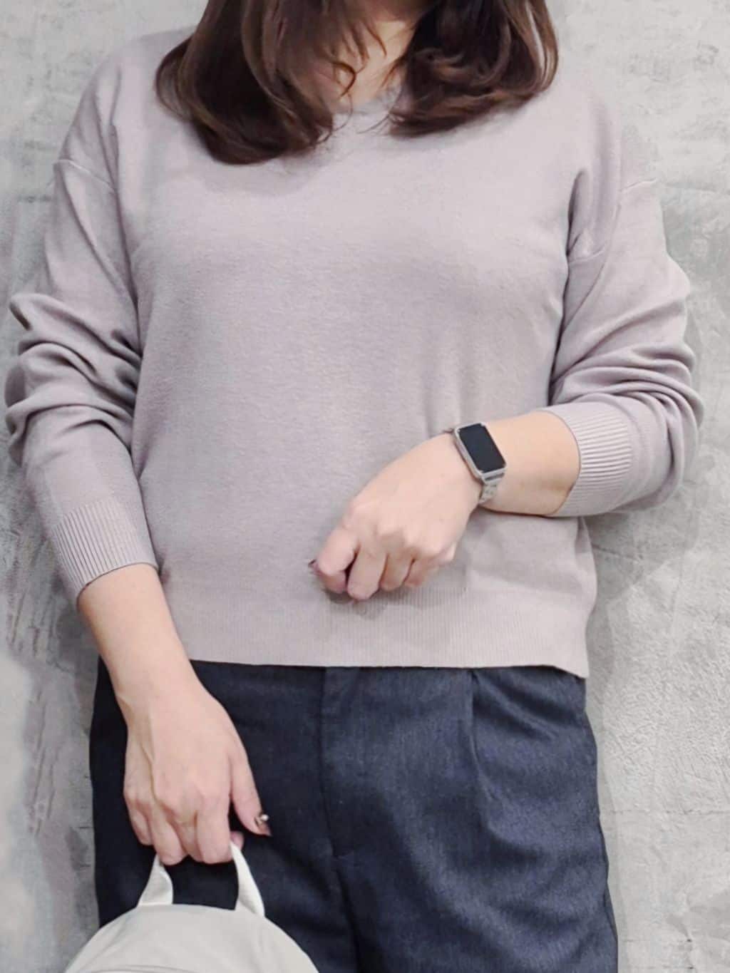 ひさえさんの「THE SHOP TK｜【すっきりシルエットが叶う】大人のためのVネックニット/毛玉になりにくい/静電気防止/洗濯機OK」を使ったコーディネート