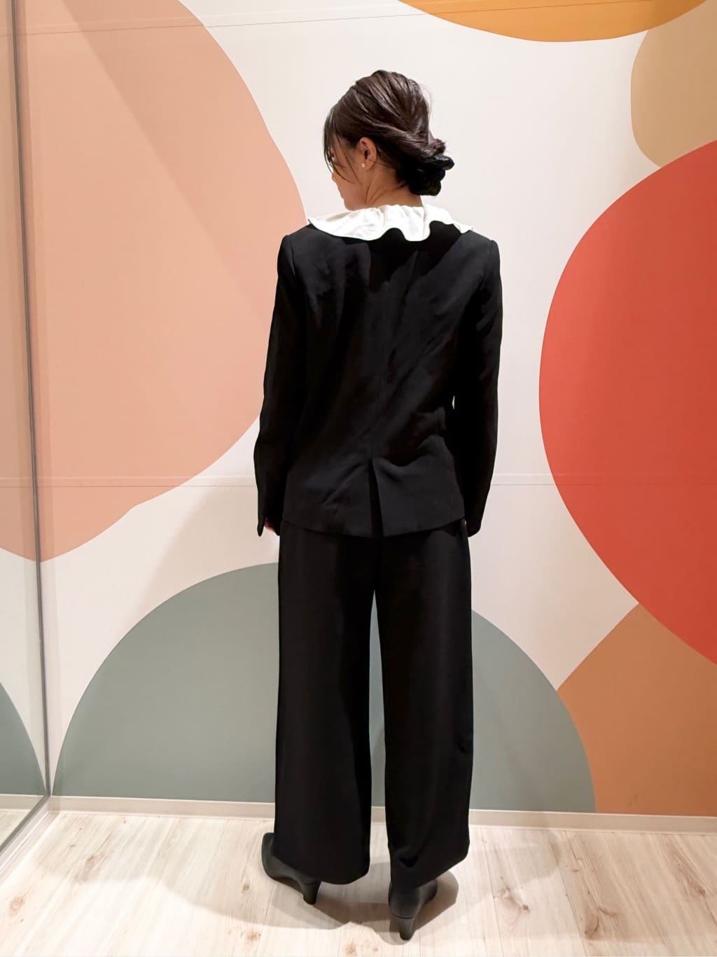 長女さんの「SHOO･LA･RUE｜【洗濯機可/セットアップ可/S-3L】きちんと楽に。カットジョーゼットノーカラージャケット」を使ったコーディネート