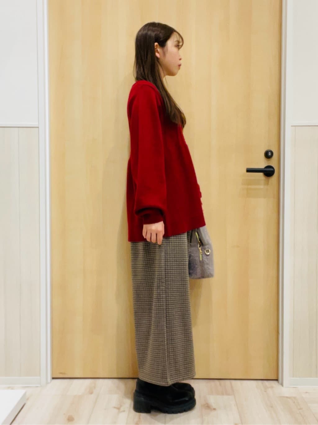 minamiさんの「SHOO･LA･RUE｜気になるお腹周りをカバー ケーブル編みペプラムニット」を使ったコーディネート