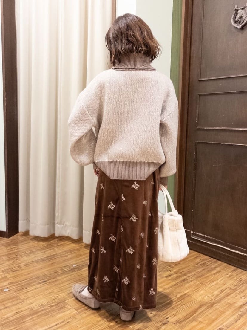 yukaさんの「SHOO･LA･RUE｜大人な小花柄が魅力の 刺繍ベロア調ナロースカート」を使ったコーディネート