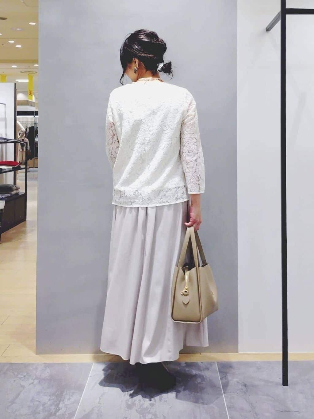 TOMOMIさんの「INDIVI｜【合皮／ミドルサイズ】春カラーフォルムバッグ」を使ったコーディネート