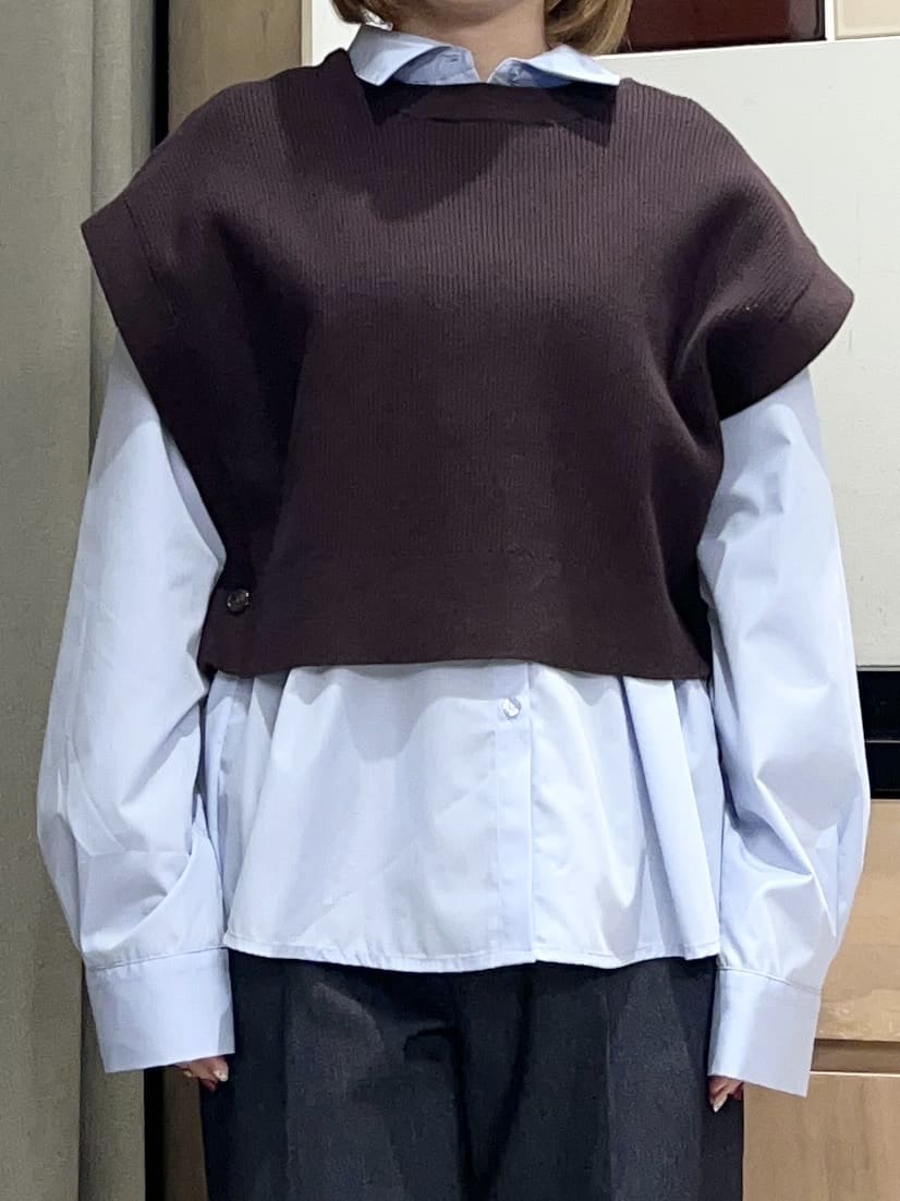 かのさんの「THE SHOP TK｜【2点セット】レイヤードスタイルでこなれ見え ニットベスト＆シャツ」を使ったコーディネート