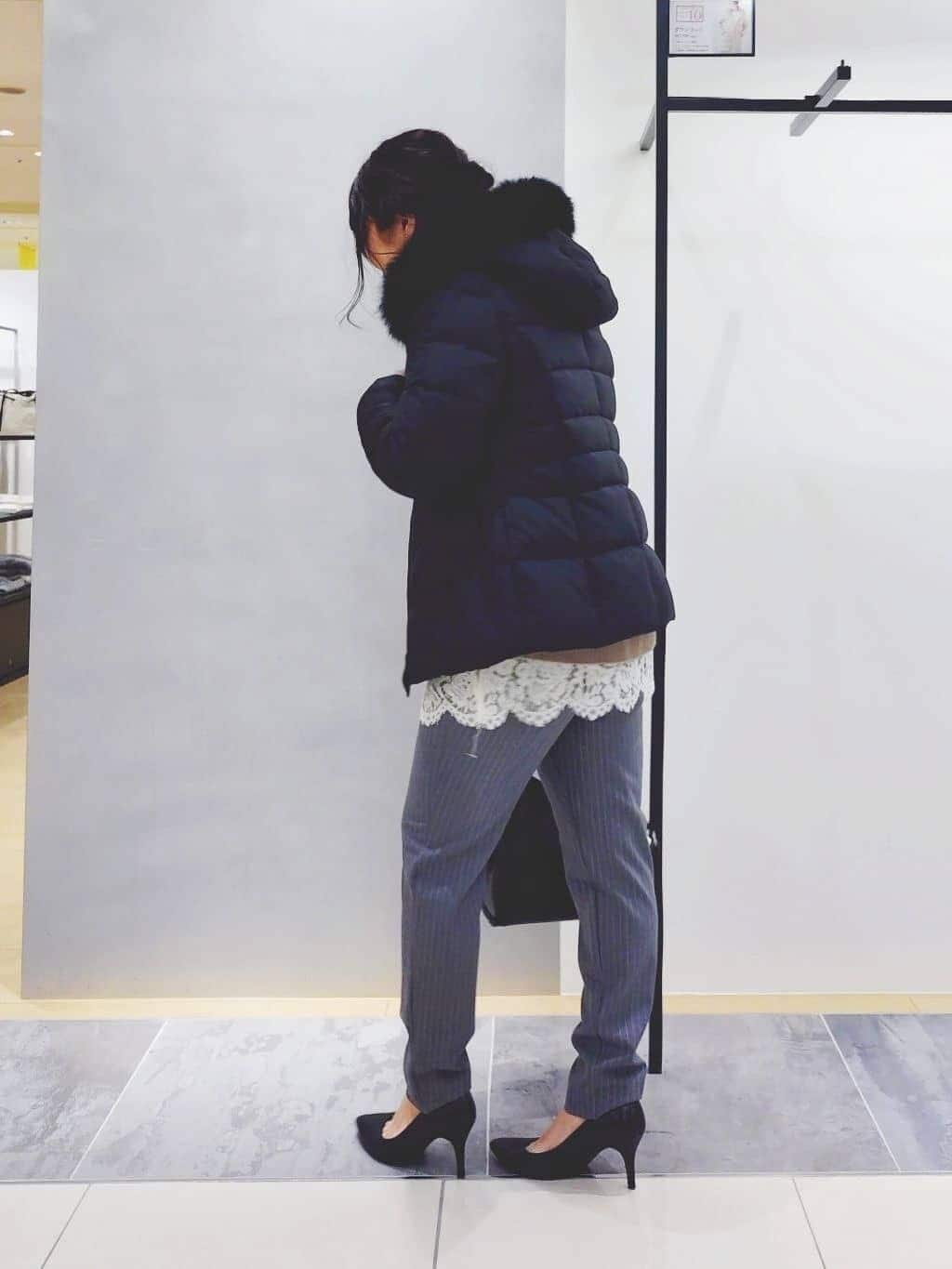 TOMOMIさんの「INDIVI｜【名品／撥水／抗菌防臭】ショート丈リサイクルダウンコート」を使ったコーディネート