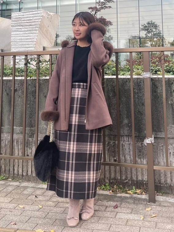 abeさんの「Couture brooch｜【大人可愛い・フード取り外し可能】フードフェイクファー ハーフ丈コート」を使ったコーディネート