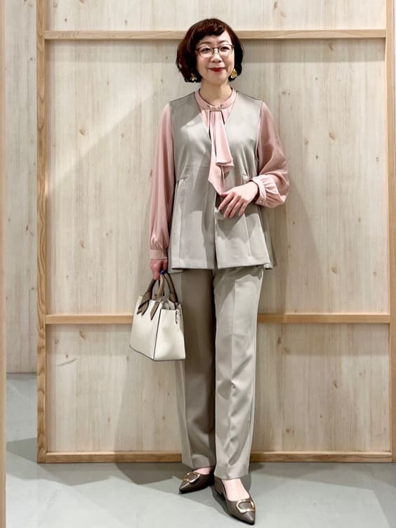 nakoさんの「THE SHOP TK｜【通勤・きちんと見えに】ダブルクロス ペプラムジレ/セットアップ可」を使ったコーディネート