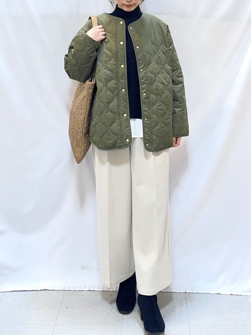 𝐇𝐢𝐫𝐨𝐦𝐢さんの「SHOO･LA･RUE｜【2点セット/洗濯機可/S-LL】着回しがきく もちもちハイネックニット+裾シャツインナー」を使ったコーディネート