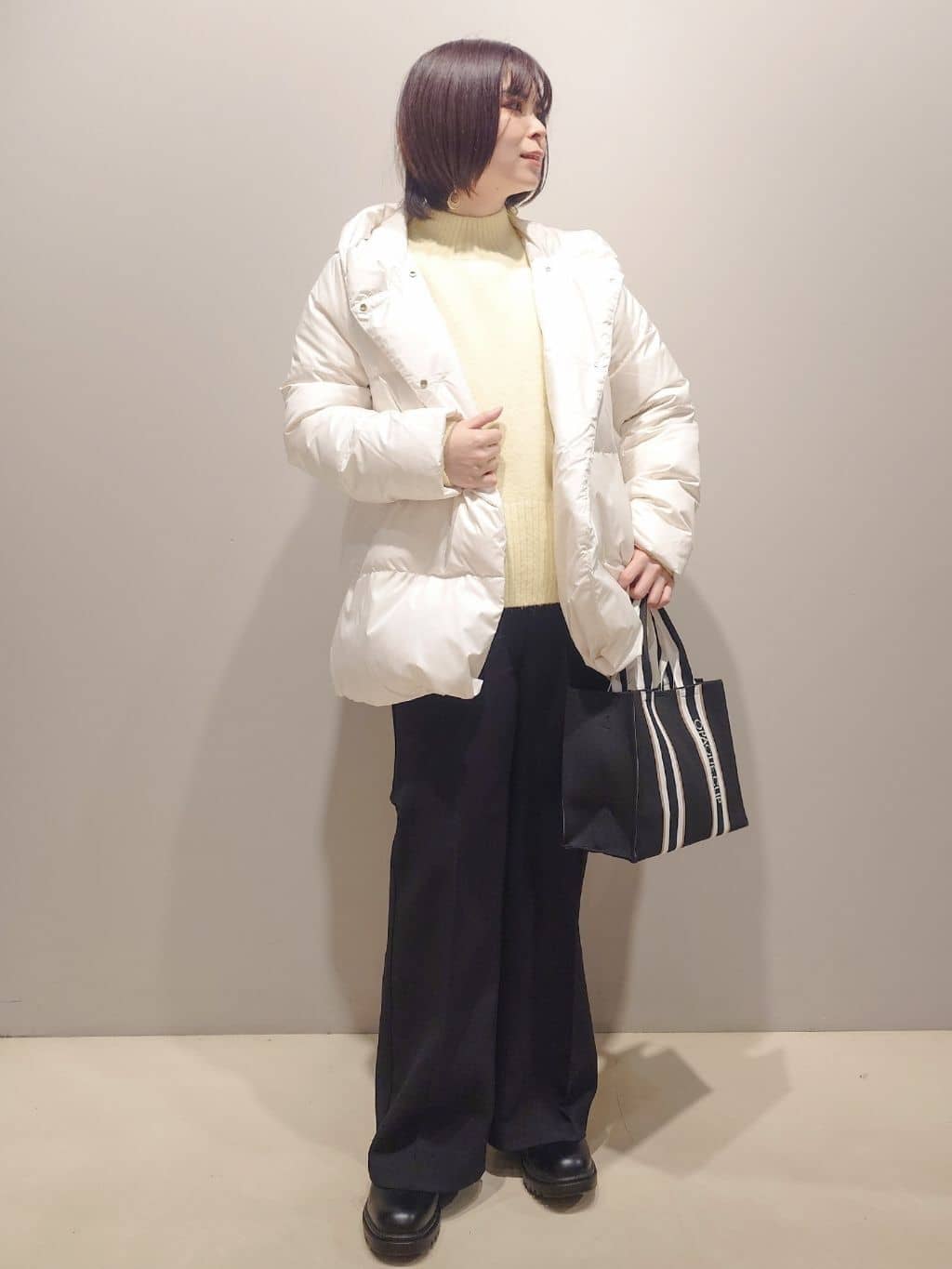 me：)さんの「OPAQUE.CLIP｜撥水フードミドルダウンコート【防風／抗菌防臭／洗濯機OK】《S～LL》」を使ったコーディネート