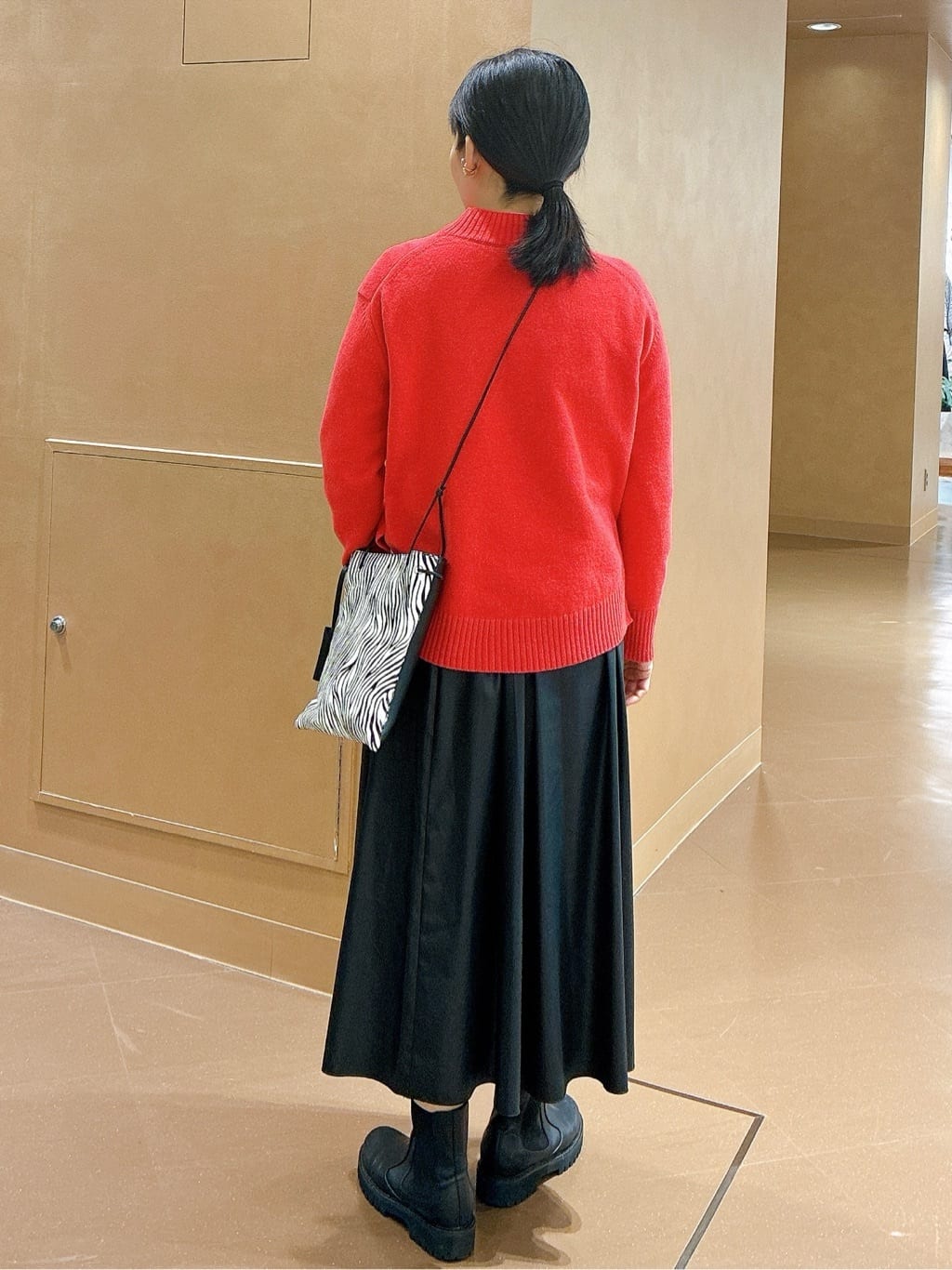 hattoriさんの「INDIVI｜レザー調ギャザースカート」を使ったコーディネート