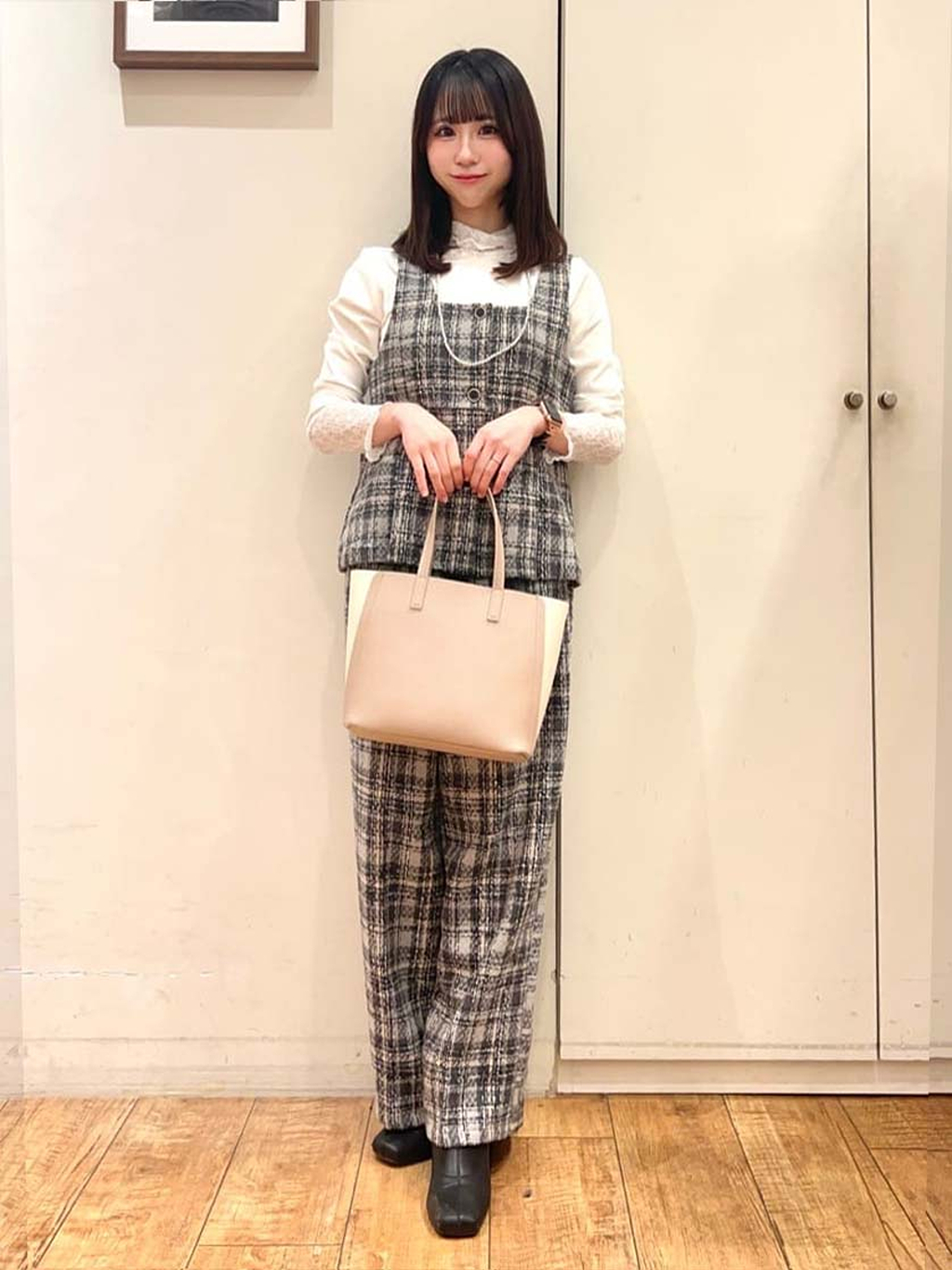AIRIさんの「SHOO･LA･RUE｜【2点セット】着るだけで決まる クラシカルなツイード調 チェック柄セットアップ」を使ったコーディネート