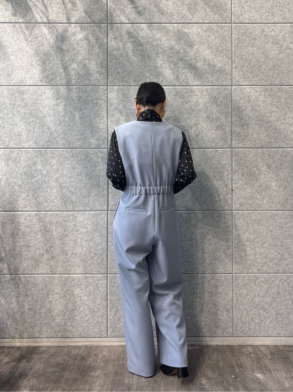 ayanoさんの「INDIVI｜【オケージョン／セレモニー／セットアップ可能】ダブルクロスサロペット」を使ったコーディネート