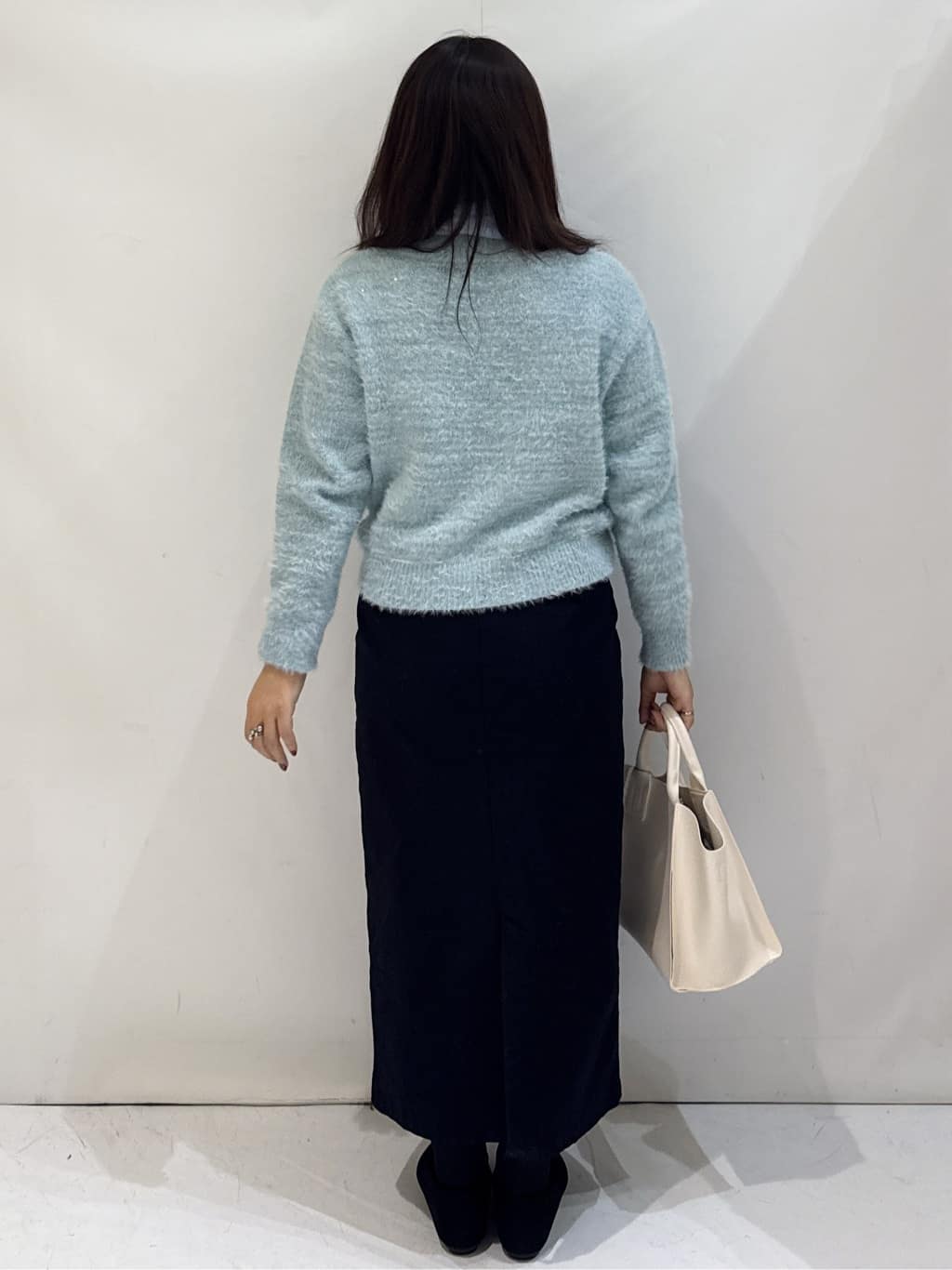 nakkoさんの「OPAQUE.CLIP｜スパンコールフェザーVネックニット【洗濯機OK】」を使ったコーディネート
