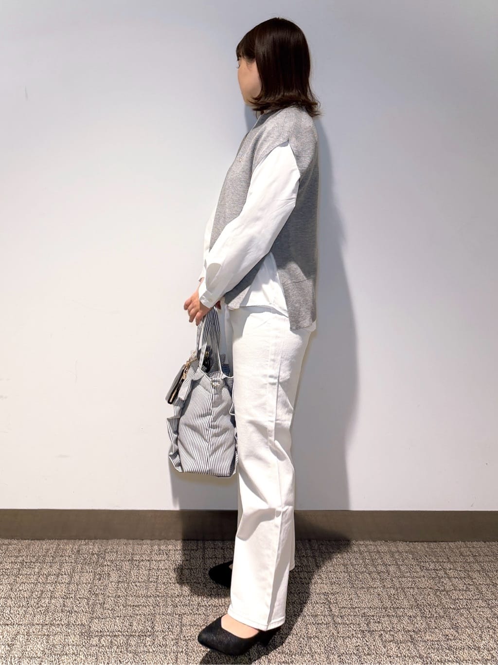 みーさんの「grove｜【2点SET】一枚でコーデが決まる！ニットベスト&times;シャツSET」を使ったコーディネート