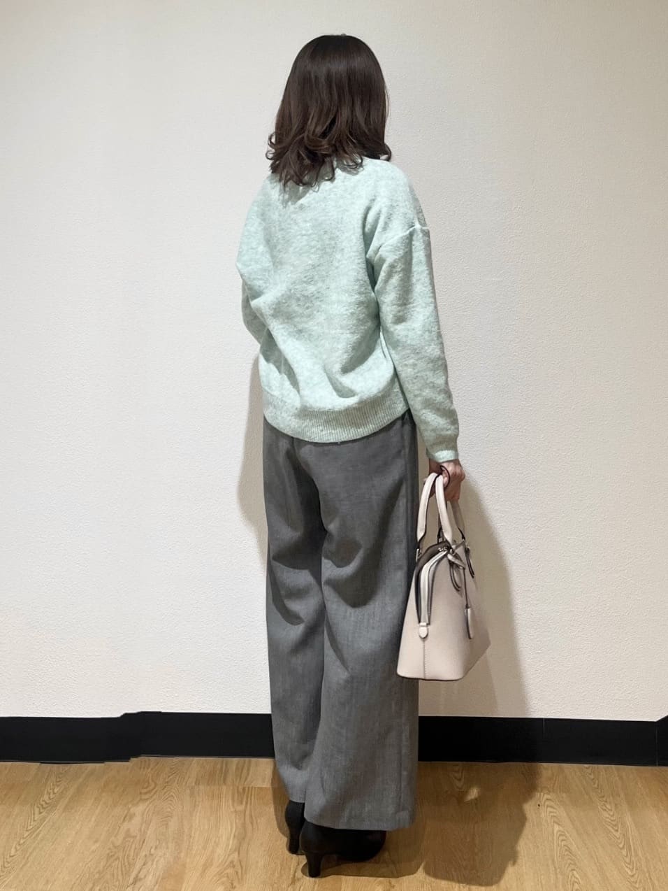 ayaさんの「Reflect｜【選べる5色／ゆったりシルエット】Vネックスパンコールニット」を使ったコーディネート