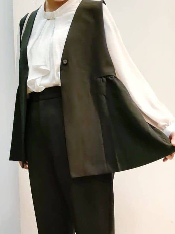 あんさんの「THE SHOP TK｜【通勤・きちんと見えに】ダブルクロス ペプラムジレ/セットアップ可」を使ったコーディネート