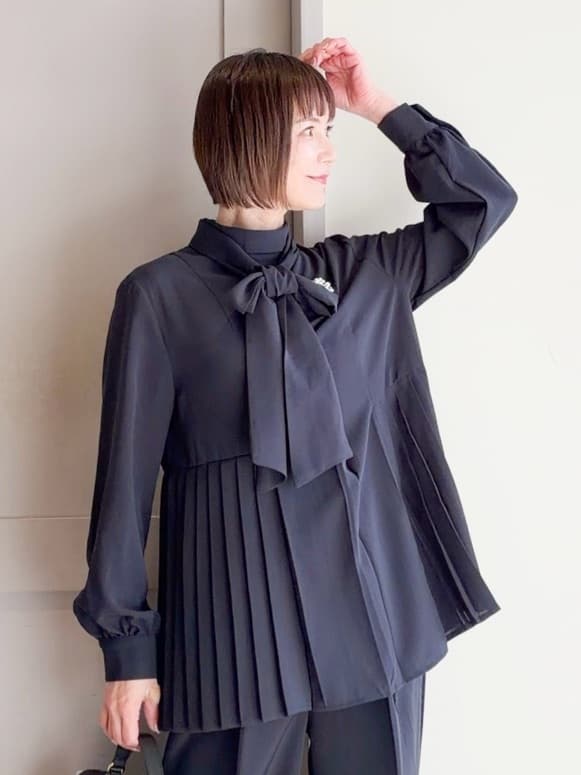 yamakoさんの「grove｜【マシンウォッシュ/防シワ/UVカット】裾プリーツ取り外しボウタイブラウス」を使ったコーディネート