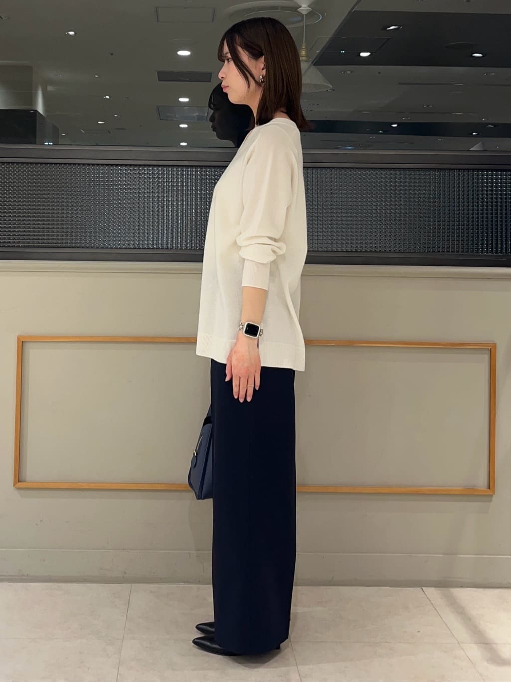 kumiさんの「INDIVI｜【洗える／チュニック丈／カシミヤ混】スリットデザインVネックニット」を使ったコーディネート