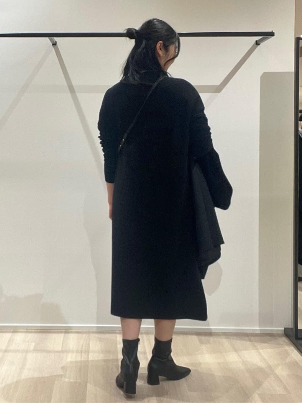 TOMOMIさんの「UNTITLED｜【ロング丈/ゆったりシルエット】テントライン ニットワンピース」を使ったコーディネート