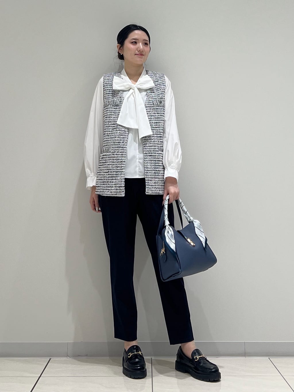 T.Kさんの「INDIVI｜【2点セット／洗える】ツイードジレ＆ボウタイブラウス」を使ったコーディネート