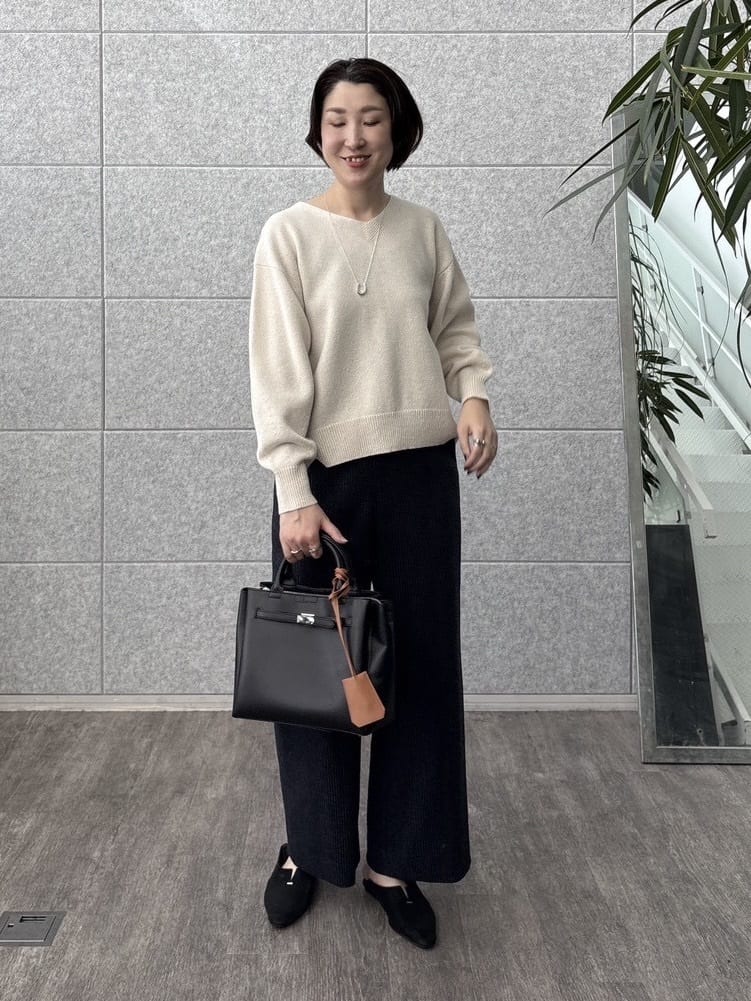 yuriさんの「INDIVI｜【洗える／カシミヤ混】ミドルゲージVネックニット」を使ったコーディネート