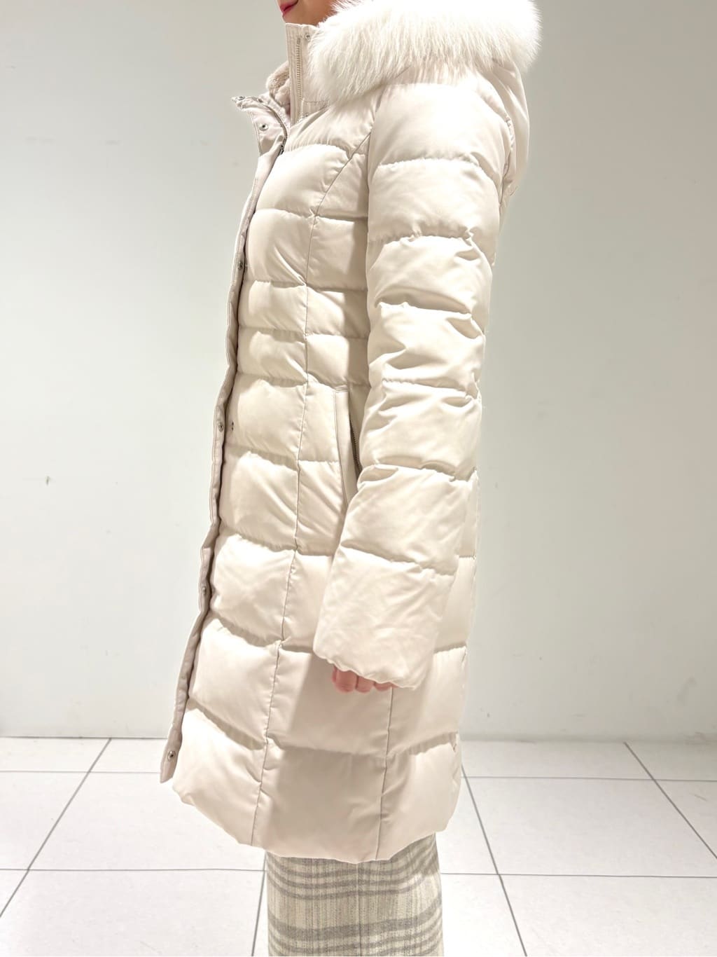 momokoさんの「INDIVI｜【名品／撥水／抗菌防臭】ロング丈リサイクルダウンコート」を使ったコーディネート