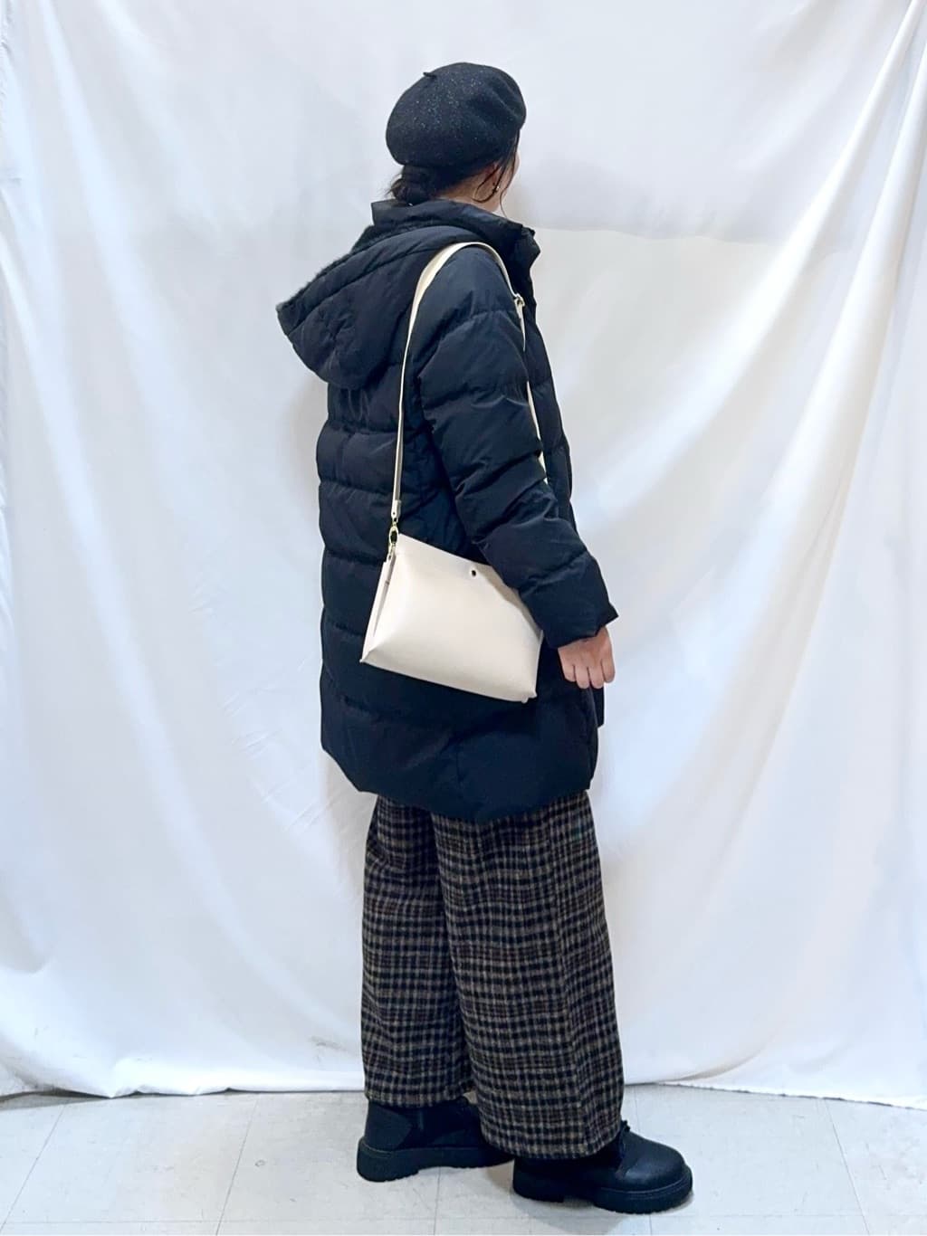 𝐇𝐢𝐫𝐨𝐦𝐢さんの「SHOO･LA･RUE｜【洗濯機可/撥水】フェイクファーフード ロングダウン」を使ったコーディネート