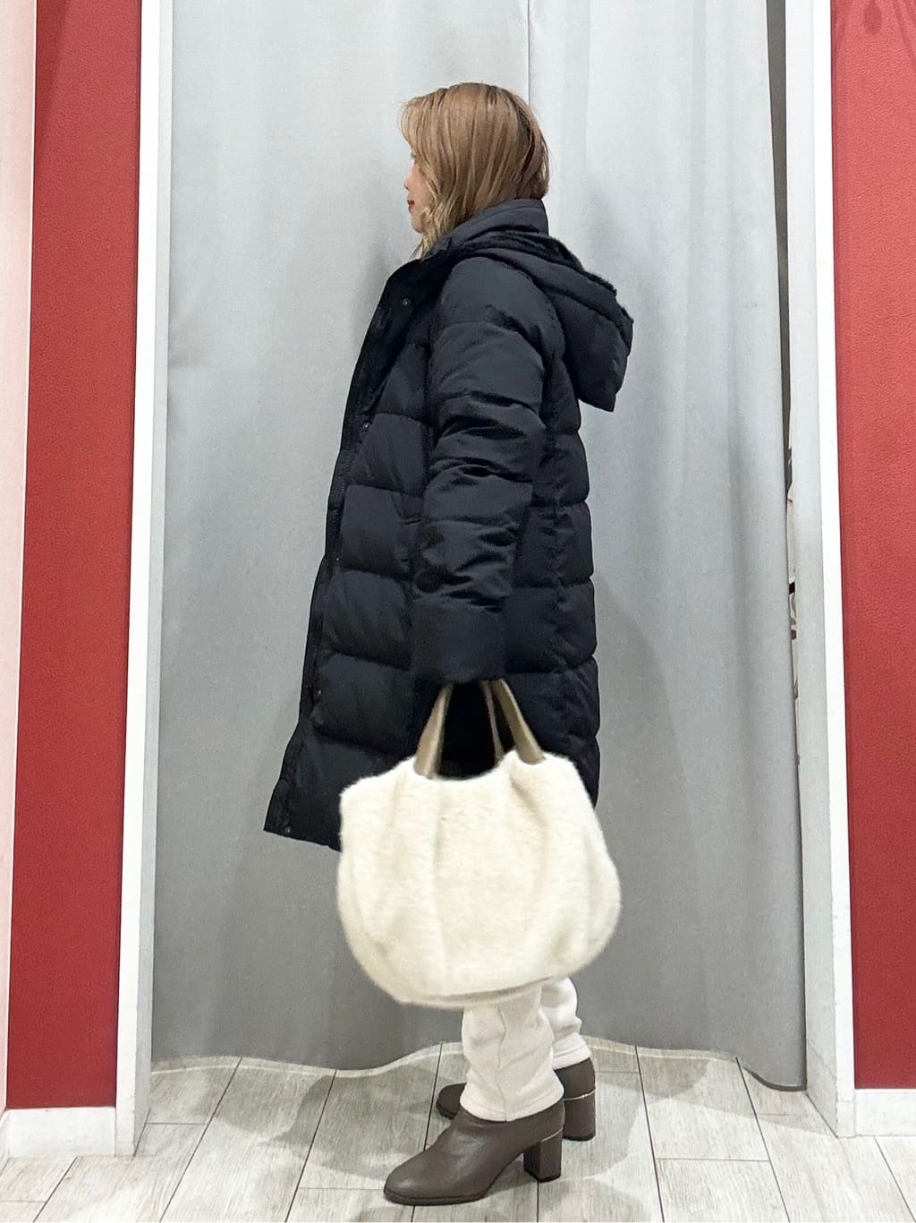 shioさんの「SHOO･LA･RUE｜【洗濯機可/撥水】フェイクファーフード ロングダウン」を使ったコーディネート
