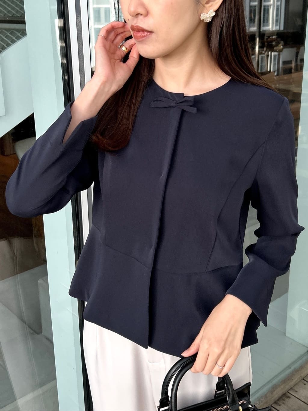 teiさんの「Couture brooch｜【ハレの日・通勤】パール調釦テーパードパンツ」を使ったコーディネート