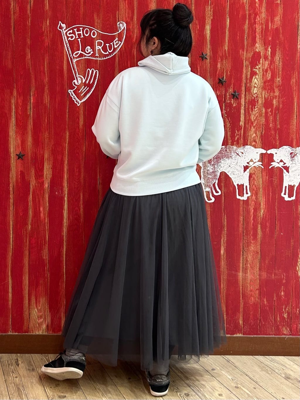 みりぽんさんの「SHOO･LA･RUE｜【セットアップ可/S-LL/なめらかタッチ】選べる3柄 ロゴ入りプルパーカ」を使ったコーディネート