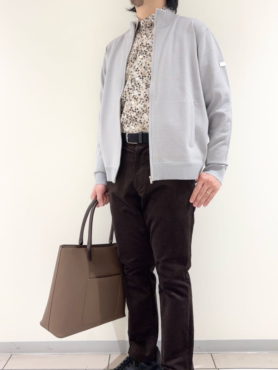 及川さんの「TAKEO KIKUCHI｜アンチピリング ジップアップ ニット」を使ったコーディネート