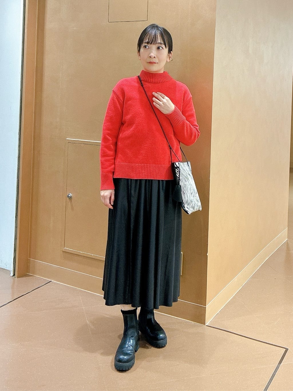 hattoriさんの「INDIVI｜レザー調ギャザースカート」を使ったコーディネート