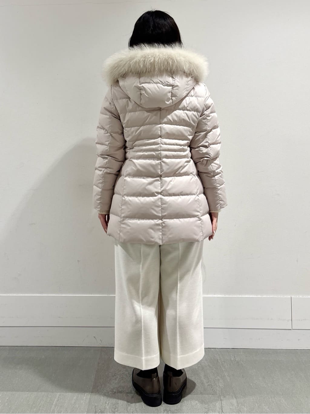 モエカさんの「UNTITLED｜【はっ水機能/フード取り外し可】ミディダウンコート」を使ったコーディネート