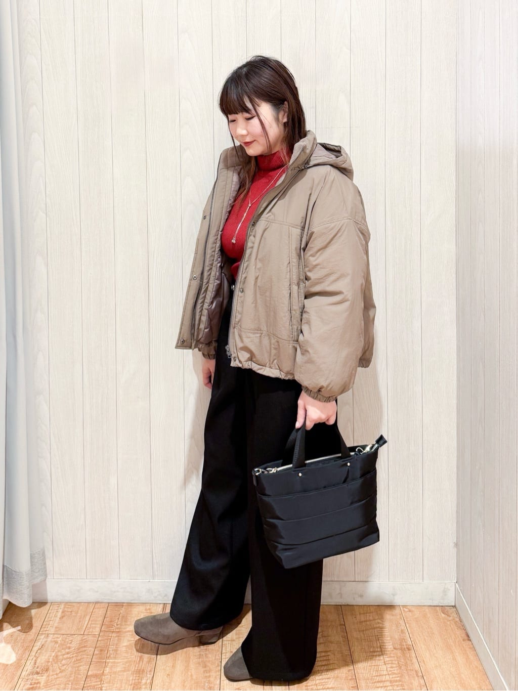 愛さんの「SHOO･LA･RUE｜【撥水/あったか】たっぷり着られる 中綿モンスターショートコート」を使ったコーディネート