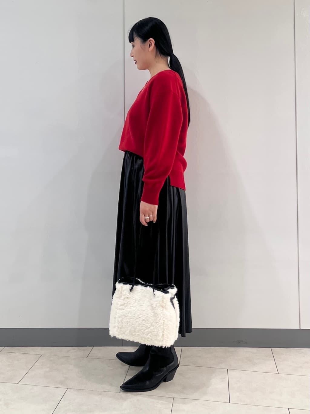 hasuさんの「INDIVI｜【洗える／カシミヤ混】ミドルゲージVネックニット」を使ったコーディネート
