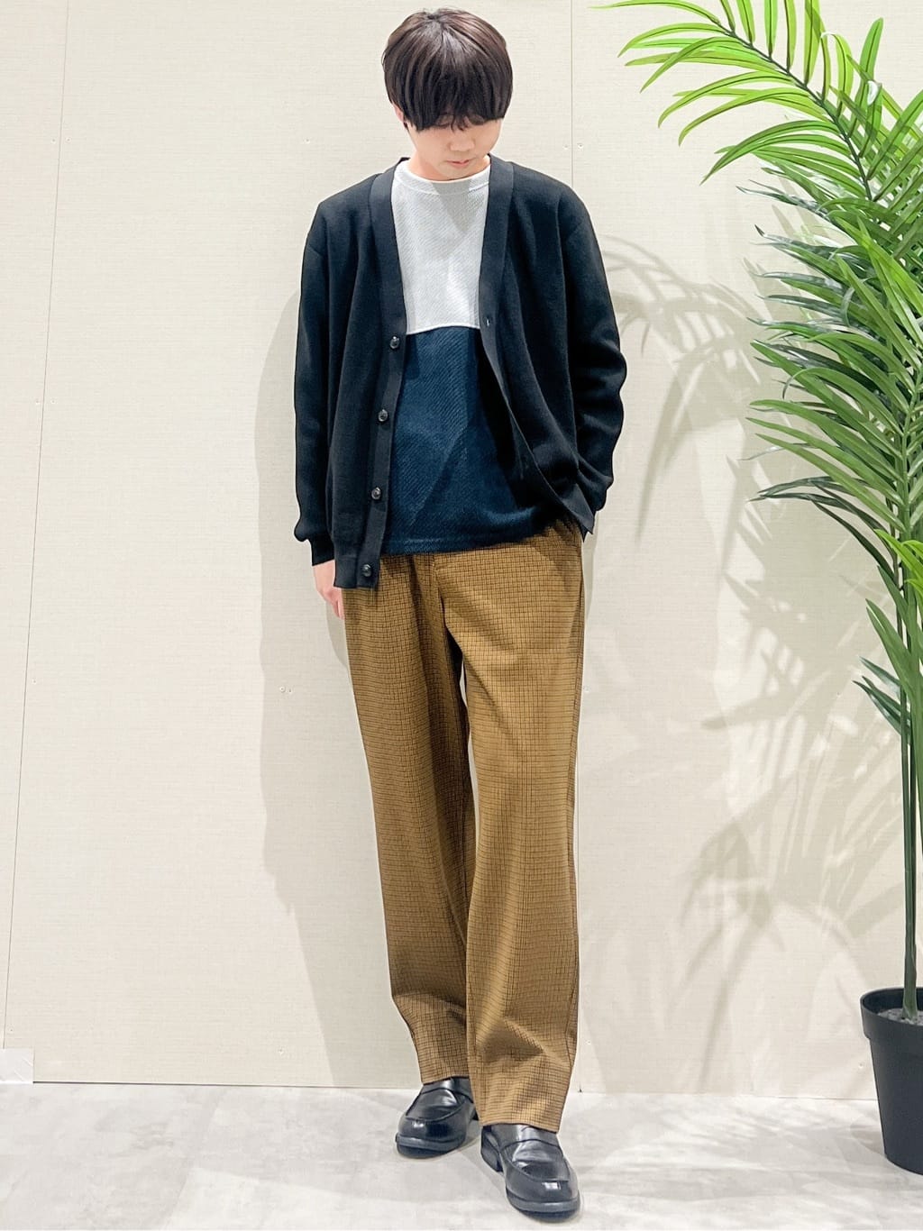 SHI-MAさんの「THE SHOP TK｜【季節の変わり目に最適】ニットカーディガン ドライタッチ／軽量」を使ったコーディネート