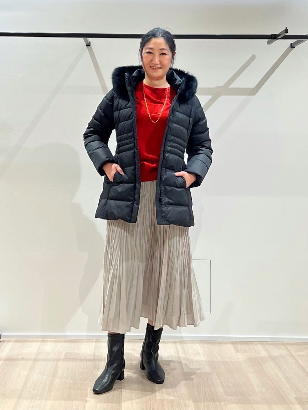 TOMOMIさんの「UNTITLED｜【はっ水機能/フード取り外し可】ミディダウンコート」を使ったコーディネート