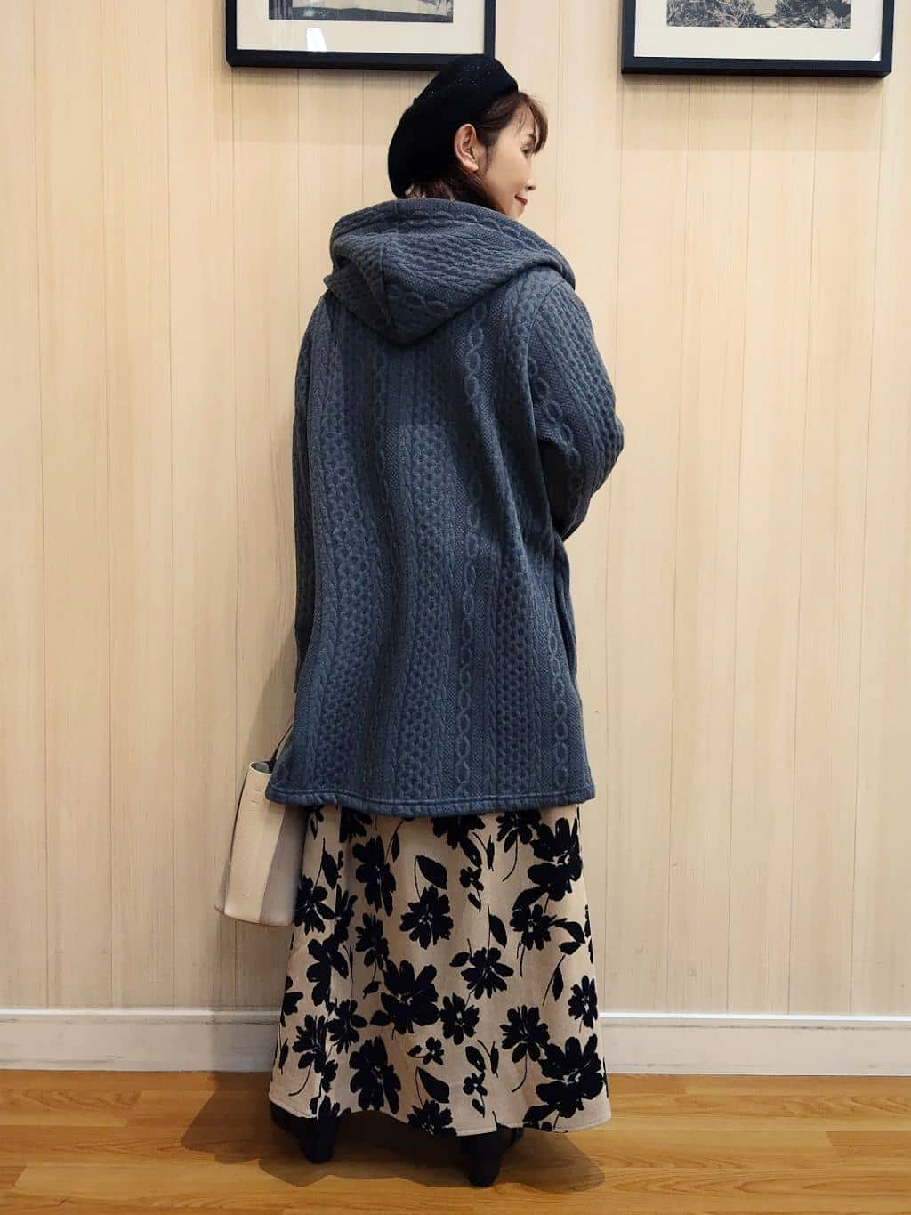 yseさんの「SHOO･LA･RUE｜【裏面ベロアであったか】体型をカバーしながらスマートに魅せる ケーブルジャガードコーディガン」を使ったコーディネート