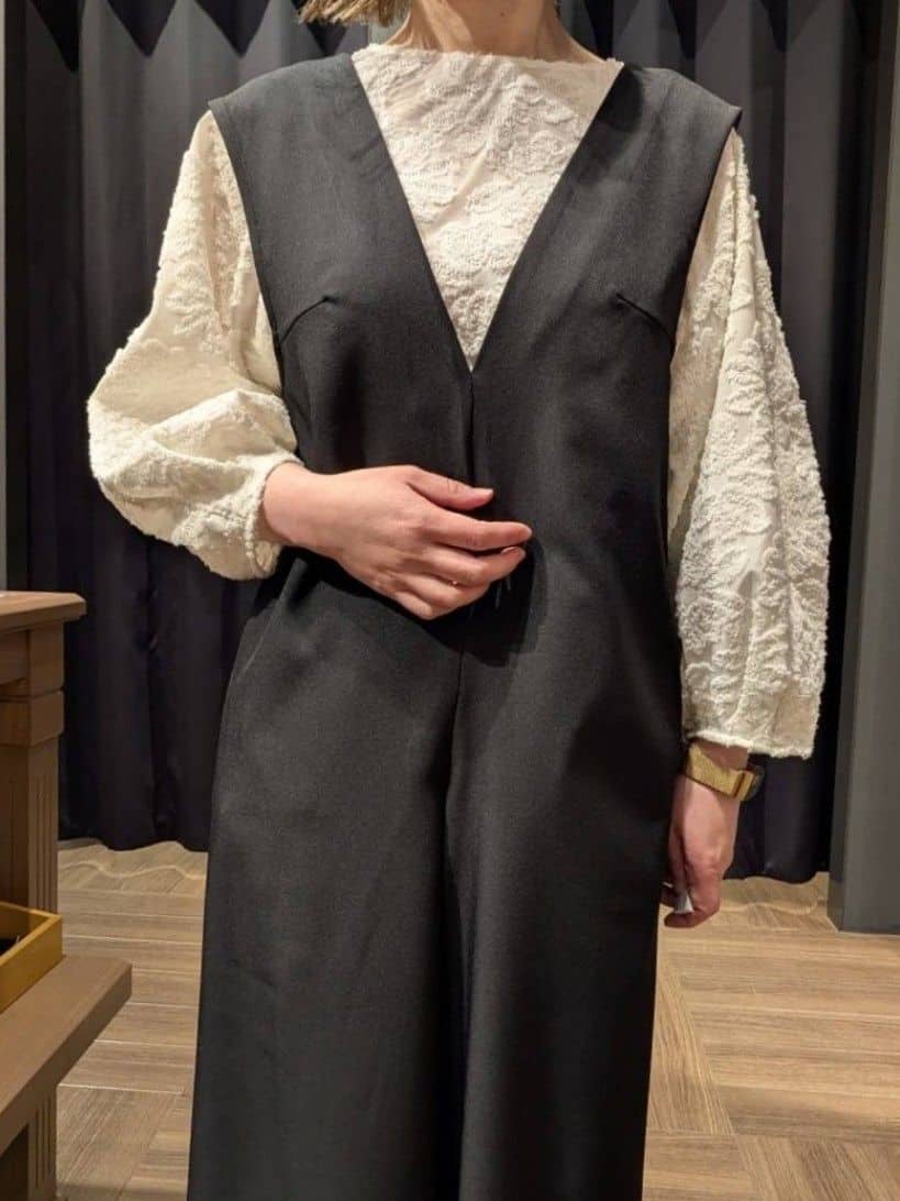 naoさんの「THE SHOP TK｜【きれいめにもカジュアルにも】Vネックオールインワン」を使ったコーディネート